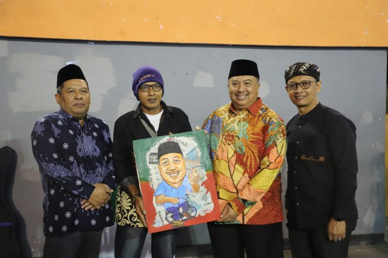 Bupati Jombang Warsubi kunjungi pameran lukisan Ijo-Abang Ke-10.