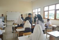 Bupati Jombang Warsubi mengunjungi Sekolah Rakyat sambut tahun ajaran baru. (Foto: dok)