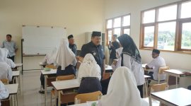Bupati Jombang Warsubi mengunjungi Sekolah Rakyat sambut tahun ajaran baru. (Foto: dok)