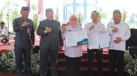Bupati Jombang Warsubi bersama Sekda Agus Purnomo dalam acara peresmian emanfaatan Sistem Penyediaan Air Minum (SPAM) di Lapangan Taruna Dusun Sambong Duran, Desa Jomban. (Foto dok)