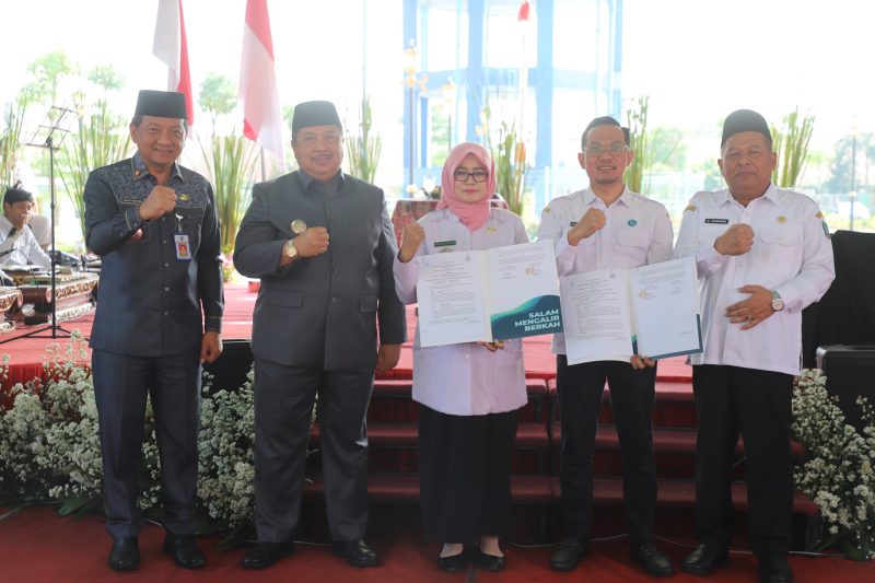 Bupati Jombang Warsubi bersama Sekda Agus Purnomo dalam acara peresmian emanfaatan Sistem Penyediaan Air Minum (SPAM) di Lapangan Taruna Dusun Sambong Duran, Desa Jomban. (Foto dok)