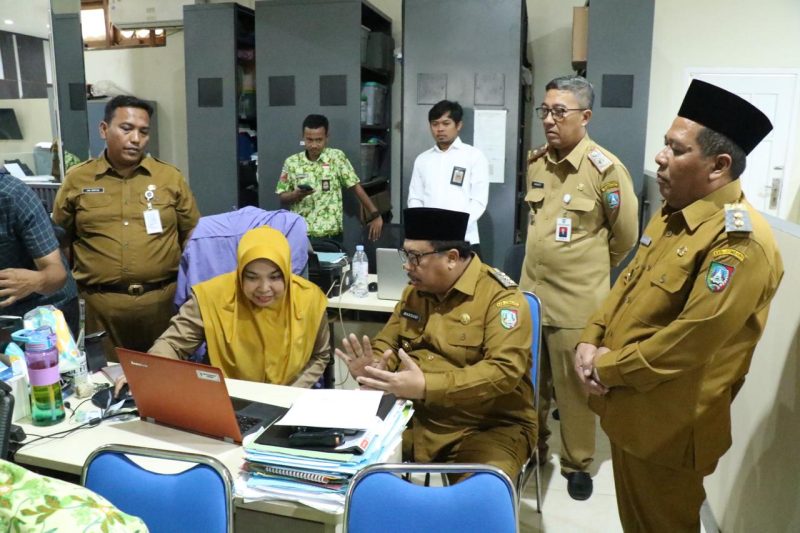 Bupati Jombang Warsubi didampingi Wakil Bupati Salman dan Kepala Dinas Perkim Jombang Agung Hariadi.