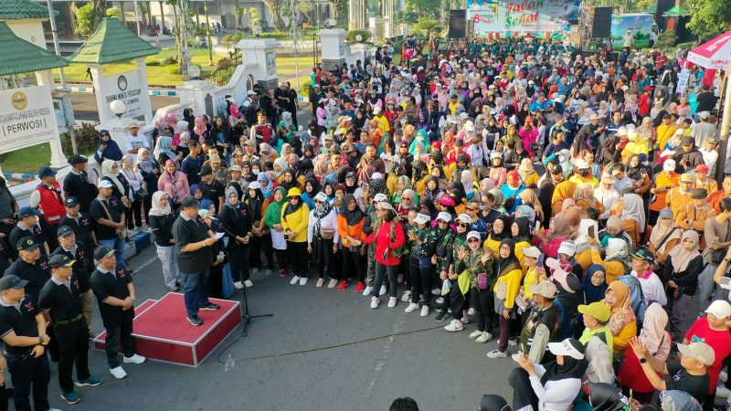 Bupati Jombang Warsubi membuka acara jalan sehat memperingati Hari Koperasi Nasional (Harkopnas) Ke-78. (Foto dok)