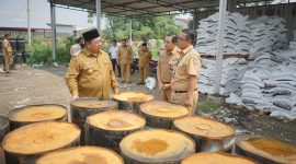 Bupati Jombang Warsubi saat mengunjungi Dinas PUPR Jombang.