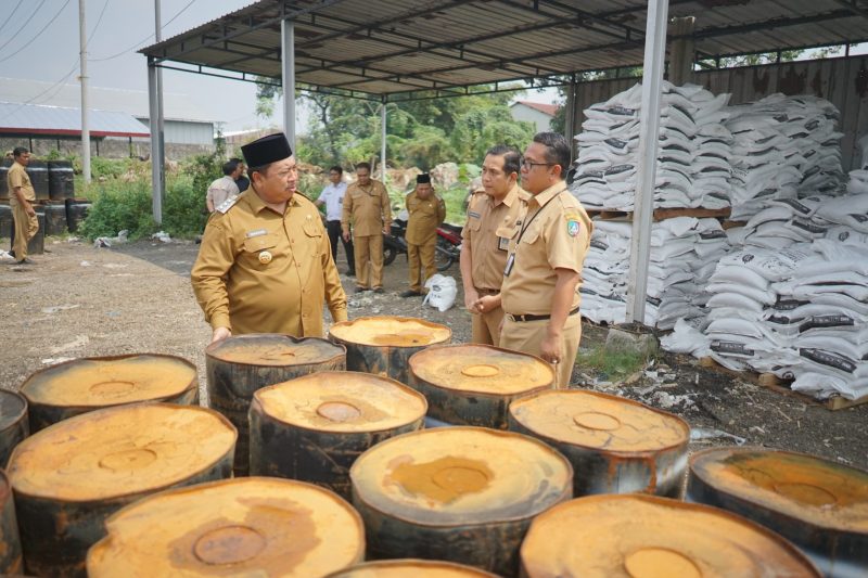 Bupati Jombang Warsubi saat mengunjungi Dinas PUPR Jombang.