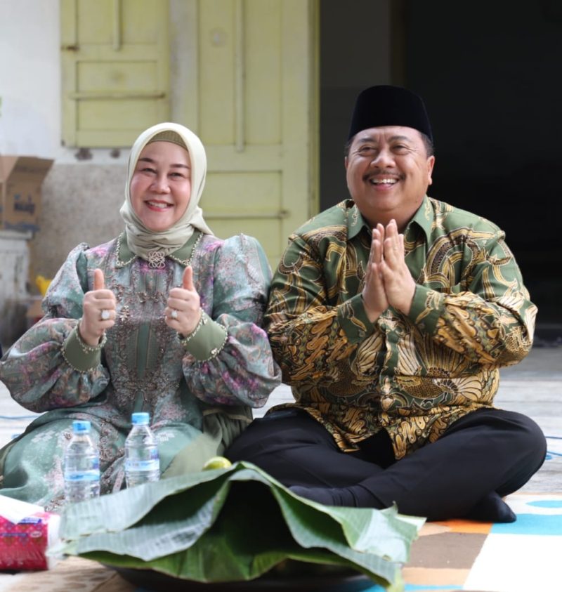 Bupati Jombang Warsubi dan Ketua Tim Penggerak PKK Kabupaten Jombang Yuliati Nugrahani Warsubi dalam acara Sedekah Dusun Kawur, Desa Keras, Kecamatan Diwek. (Foto: dok)