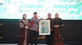 Bupati Jombang Warsubi bersama istri dan Letkol Kav. Devid Eko Junanto bersama istrinya dalam acara pisah sambut Komandan Kodim (Dandim) 0814 Jombang.