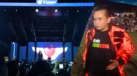 M. Syarif Hidayatulloh (Gus Sentot) saat menonton konser Dewa -19 di Stadion Merdeka Jombang. (Foto: Apriani Alva)