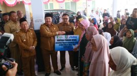 Bupati Jombang Warsubi salurkan bantuan beras.