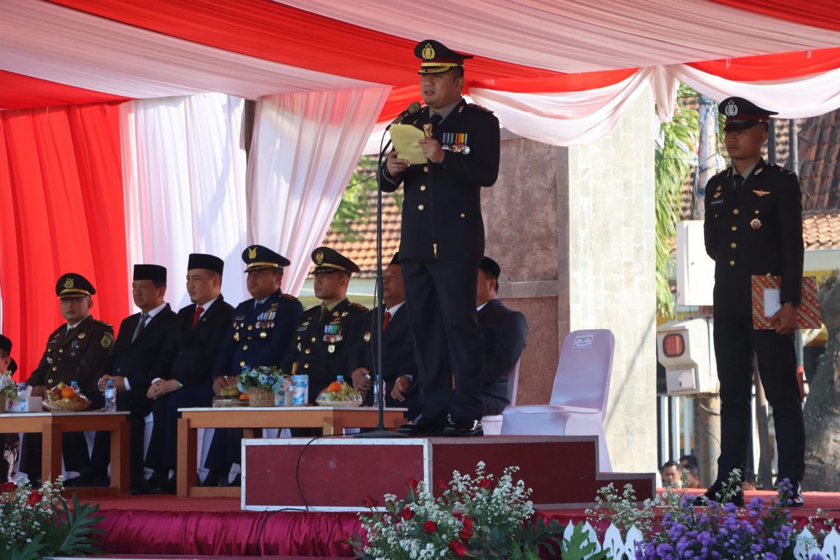 Kapolres Jombang, AKBP Ardi Kurniawan, sebagai inspektur upacara Hari Bhayangkara ke-79. (Foto dok)