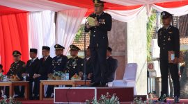 Kapolres Jombang, AKBP Ardi Kurniawan, sebagai inspektur upacara Hari Bhayangkara ke-79. (Foto dok)