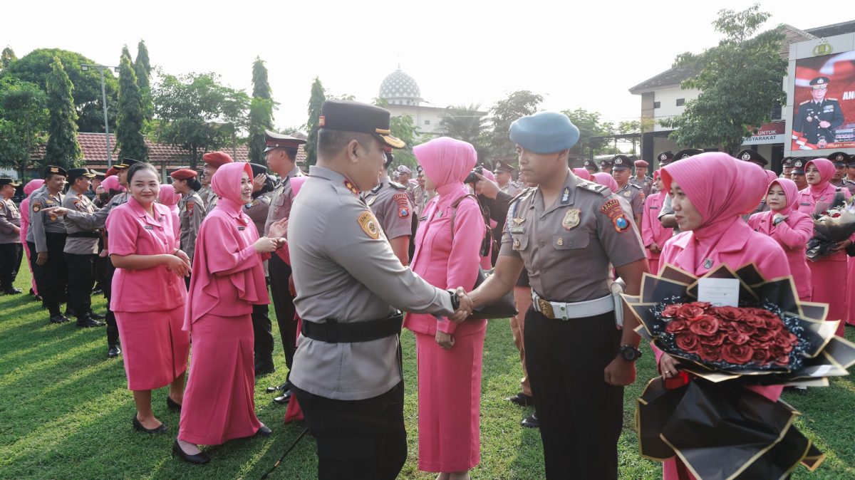 Kapolres Jombang AKBP Ardi Kurniawan memberikan selamat saat upacara kenaikan pangkat anggota Polres Jombang. (Foto: dok)