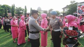 Kapolres Jombang AKBP Ardi Kurniawan memberikan selamat saat upacara kenaikan pangkat anggota Polres Jombang. (Foto: dok)