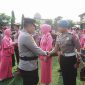 Kapolres Jombang AKBP Ardi Kurniawan memberikan selamat saat upacara kenaikan pangkat anggota Polres Jombang. (Foto: dok)