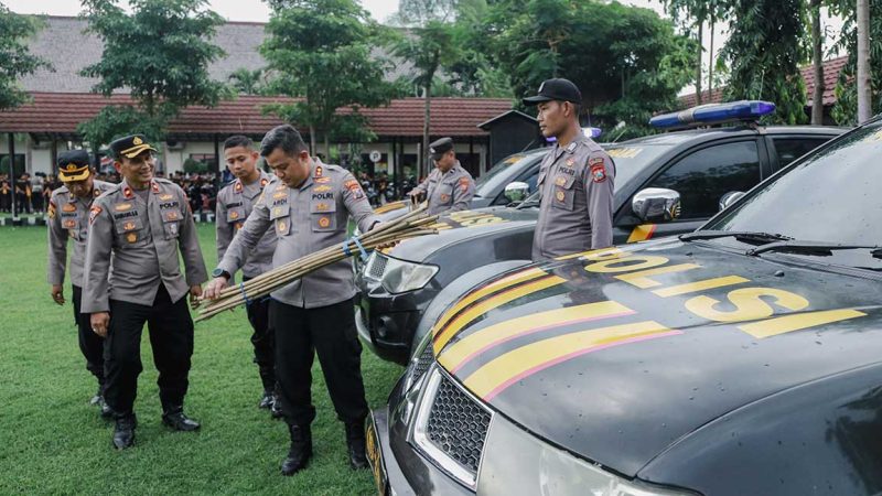 Kapolres Jombang, AKBP Ardi Kurniawan saat memeriksa kendaraan dinas dan kelengkapan jelang pengesahan warga baru PSHT, Rabu (2/7/2025).