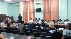 Ketua DPRD Jombang, Hadi Atmaji, saat menyampaikan pendappatnya dalam forum hearing Pemuda Jombatan dengan Disdagrin dan Dishub di Ruang Rapat Komisi B DPRD Jombang. (Foto: Apriani Alva)