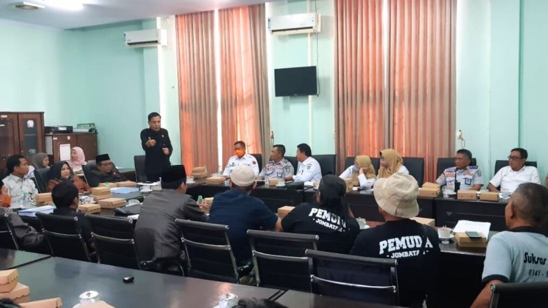 Ketua DPRD Jombang, Hadi Atmaji, saat menyampaikan pendappatnya dalam forum hearing Pemuda Jombatan dengan Disdagrin dan Dishub di Ruang Rapat Komisi B DPRD Jombang. (Foto: Apriani Alva)