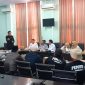 Ketua DPRD Jombang, Hadi Atmaji, saat menyampaikan pendappatnya dalam forum hearing Pemuda Jombatan dengan Disdagrin dan Dishub di Ruang Rapat Komisi B DPRD Jombang. (Foto: Apriani Alva)