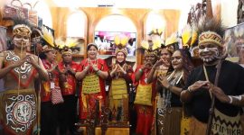 Ketua Dewan Kerajinan Nasional Daerah (Dekranasda) Kabupaten Jombang, Yuliati Nugrahani, hadir dalam HUT ke-45 Dekranas di Balikpapan, Kalimantan Timur. (Foto dok)