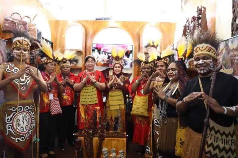 Ketua Dewan Kerajinan Nasional Daerah (Dekranasda) Kabupaten Jombang, Yuliati Nugrahani, hadir dalam HUT ke-45 Dekranas di Balikpapan, Kalimantan Timur. (Foto dok)