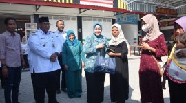 Ketua Forum Peningkatan Konsumsi Ikan (Forikan) Jombang, Yuliati Nugrahani Warsubi saat memberikan ikan ke warga Plandaan. (Foto dok)