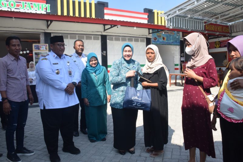 Ketua Forum Peningkatan Konsumsi Ikan (Forikan) Jombang, Yuliati Nugrahani Warsubi saat memberikan ikan ke warga Plandaan. (Foto dok)