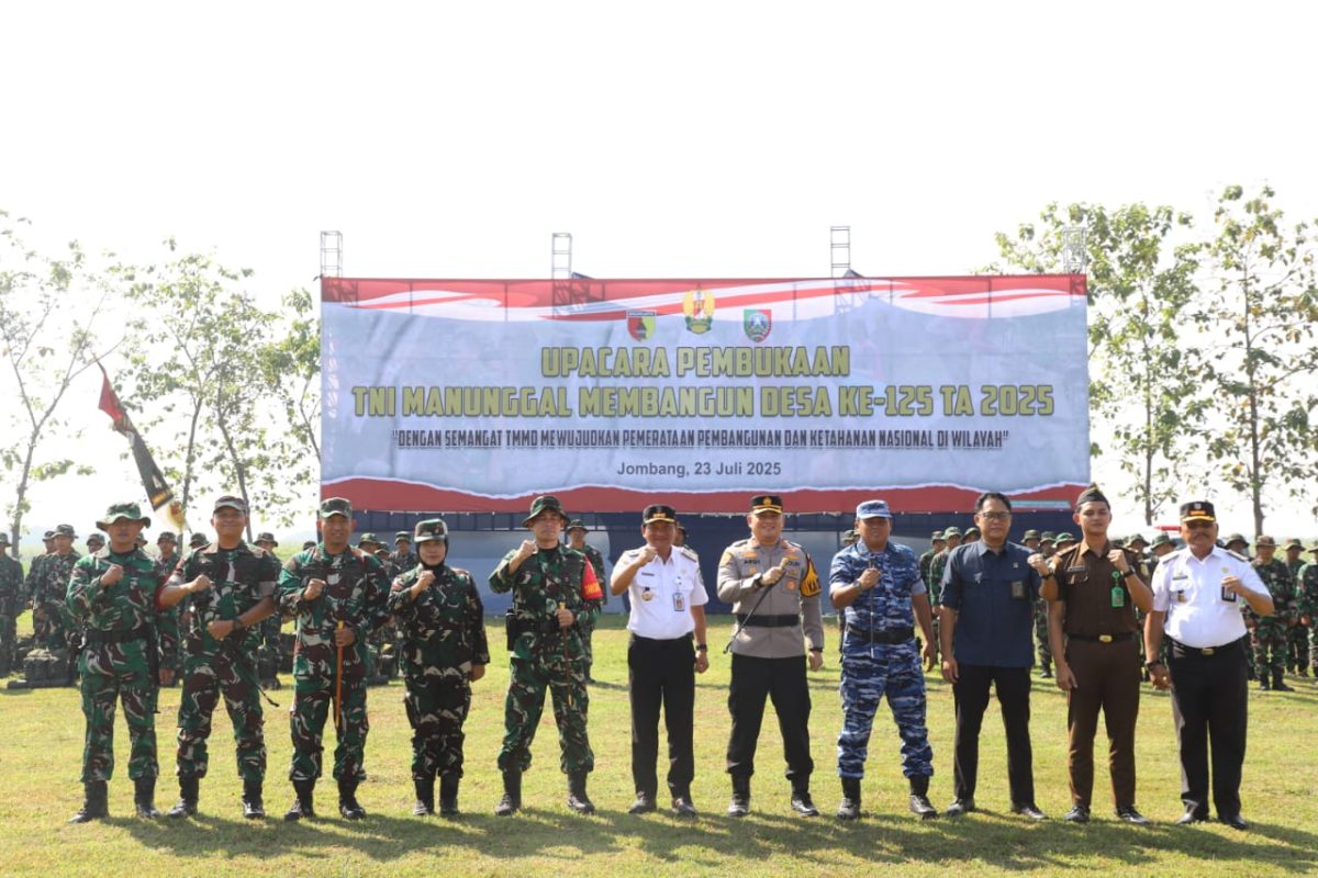 Sekretaris Daerah Kabupaten Jombang, Agus Purnomo, membuka acara TMMD KE-125 di Lapangan Desa Manunggal, Kecamatan Ngusikan.