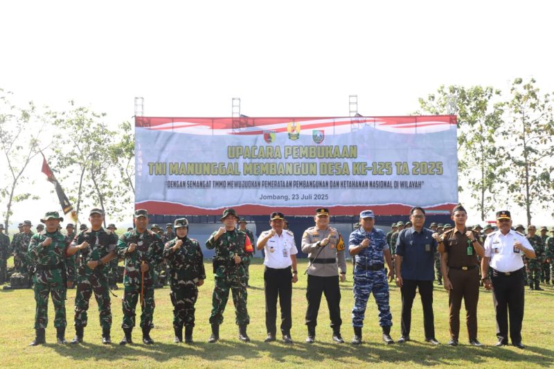 Sekretaris Daerah Kabupaten Jombang, Agus Purnomo, membuka acara TMMD KE-125 di Lapangan Desa Manunggal, Kecamatan Ngusikan.