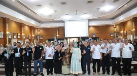 Ketua Tim Penggerak PKK Kabupaten Jombang, Yuliati Nugrahani Warsubi berfoto bersama dalam acara showcasing tentang kekerasan Seksual di Ruang Bung Tomo Pemkab Jombang.