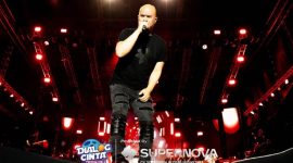 Ahmad Dhani saat bernyanyi di Konser Dialog Cinta Vol. 3 di Stadion Merdeka Jombang.