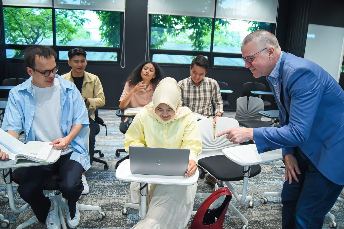 Pembelajaran di Kampus Deakin-Lancaster Indonesia.