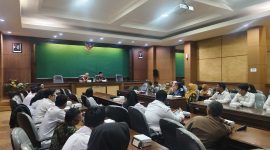 Pemkab Jombang melaksanakan Rapat koordinasi persiapan Sekolah Rakyat bersama Asisten Pemerintahan dan Kesejahteraan Rakyat (Kesra) Setdakab Jombang, Purwanto, dan Kepala Dinas Sosial (Dinsos) Jombang Hari Purnomo. (Foto: dok)