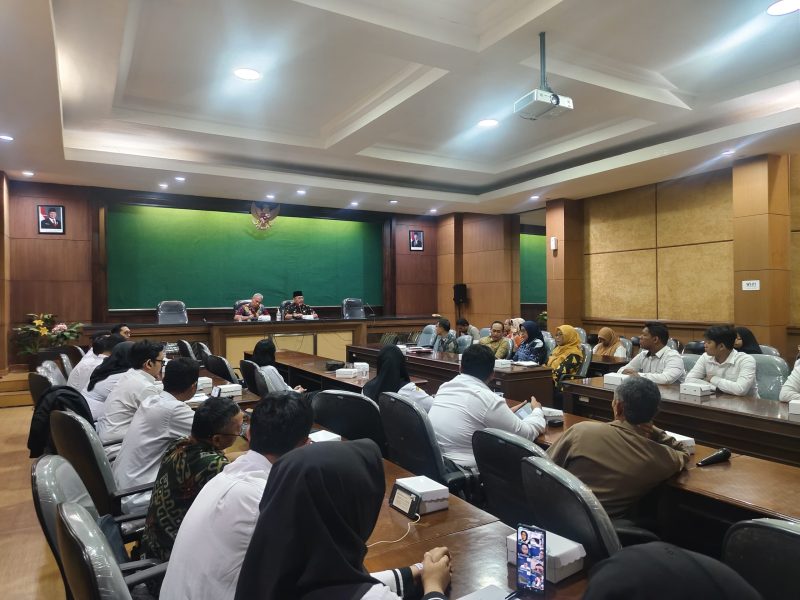 Pemkab Jombang melaksanakan Rapat koordinasi persiapan Sekolah Rakyat bersama Asisten Pemerintahan dan Kesejahteraan Rakyat (Kesra) Setdakab Jombang, Purwanto, dan Kepala Dinas Sosial (Dinsos) Jombang Hari Purnomo. (Foto: dok)