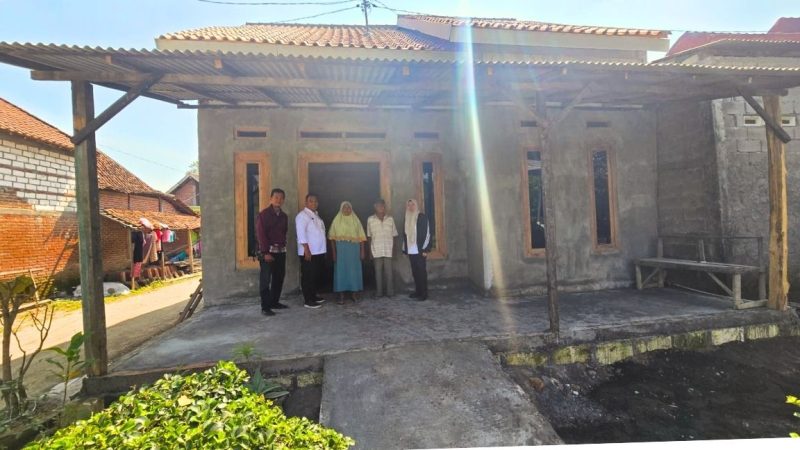 Perkim Jombang mendukung program TMMD ke-125 dengan turut dalam renovasi rumah tidak layak huni (RTLH).