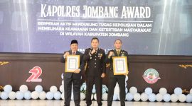 Bupati Jombang Warsubi dalam acara peringatan Hari Bhayangkara ke-79 bersama AKBP Ardi Kurniawan di Pendopo Jombang. (Foto: dok)