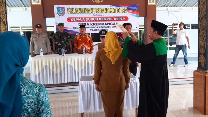 Prosesi pelantikan Indah Fitria Ningsih sebagai Kepala Dusun Gempolkerep yang dilantik langsung oleh Kepala Desa Krembangan, Kecamatan Gudo Kabupaten Jombang. (Foto Apriani Alva)