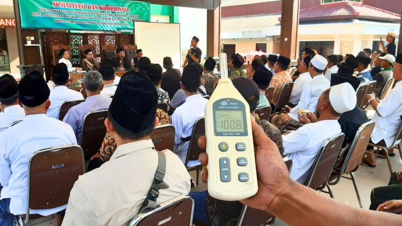 SPL Meter alat pengukur kebisingan menunjukkan lebih dari 100 db saat mengikur sound yang digunakan dalam sosialisasi Fatwa MUI tentang sound horeg. (Foto Apriani Alva) 