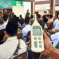 SPL Meter alat pengukur kebisingan menunjukkan lebih dari 100 db saat mengikur sound yang digunakan dalam sosialisasi Fatwa MUI tentang sound horeg. (Foto Apriani Alva) 
