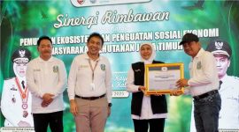 Sekretaris Daerah Kabupaten Jombang, Agus Purnomo, mewakili Bupati Jombang Warsubi menerima penghargaan Pemulihan Ekosistem. (Foto dok)