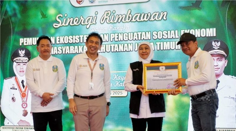 Sekretaris Daerah Kabupaten Jombang, Agus Purnomo, mewakili Bupati Jombang Warsubi menerima penghargaan Pemulihan Ekosistem. (Foto dok)