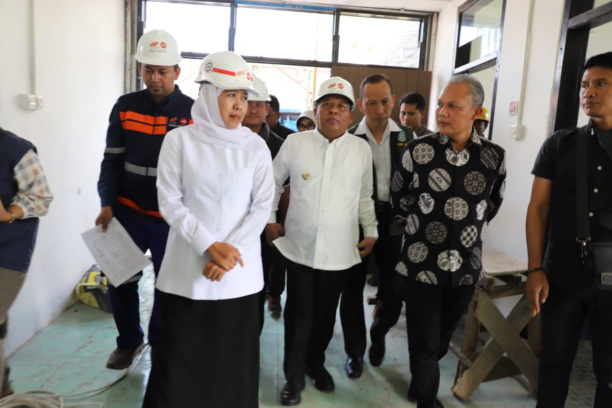 Wakil Bupati Salmanudin Yazid mendampingi Gubernur Jatim Khofifah saat meninjau Sekolah Rakyat Jombang. (Foto: dok)