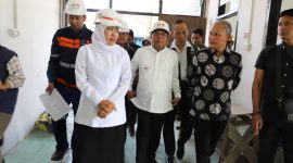 Wakil Bupati Salmanudin Yazid mendampingi Gubernur Jatim Khofifah saat meninjau Sekolah Rakyat Jombang. (Foto: dok)