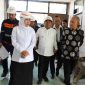 Wakil Bupati Salmanudin Yazid mendampingi Gubernur Jatim Khofifah saat meninjau Sekolah Rakyat Jombang. (Foto: dok)