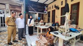 Wakil Bupati Jombang, Salmanudin Yazid dan Sekretaris Daerah Kabupaten Jombang, Agus Purnomo, saat melakukan sidak ke penjahit seragam gratis untuk SD-SMP. (Foto dok)