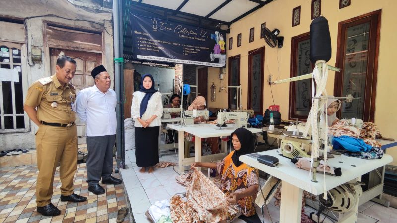 Wakil Bupati Jombang, Salmanudin Yazid dan Sekretaris Daerah Kabupaten Jombang, Agus Purnomo, saat melakukan sidak ke penjahit seragam gratis untuk SD-SMP. (Foto dok)