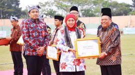 Wakil Bupati Salmanudin mewakili Bupati Jombang Warsubi menerima penghargaan Tokoh Pembina Koperasi dari Gubernur Khofifah dalam peringatan Harkop Ke-78. (Foto dok)