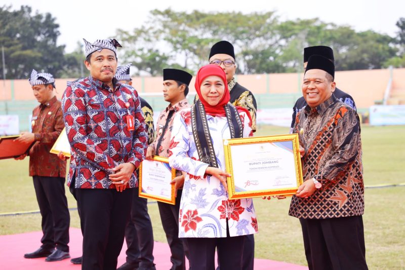 Wakil Bupati Salmanudin mewakili Bupati Jombang Warsubi menerima penghargaan Tokoh Pembina Koperasi dari Gubernur Khofifah dalam peringatan Harkop Ke-78. (Foto dok)