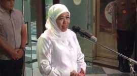 Gubernur Jawa Timur Khofifah INdar Parawansa, memberikan keterangan kepada awak media.