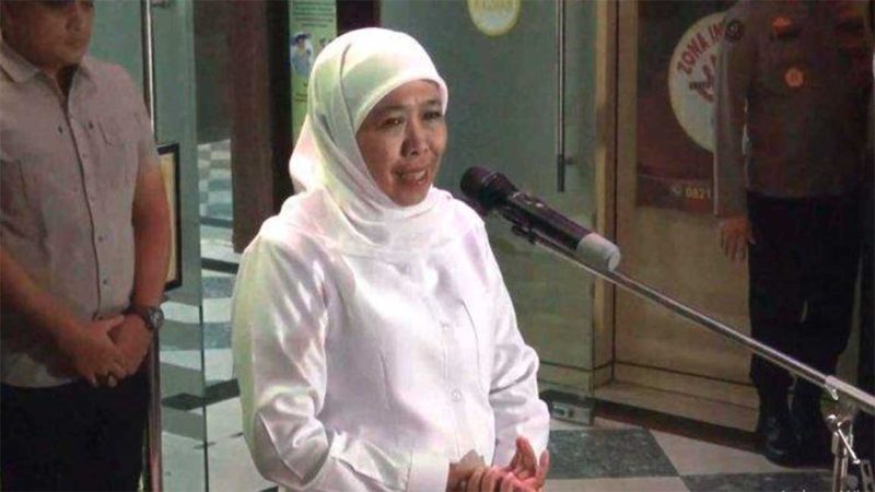 Gubernur Jawa Timur Khofifah INdar Parawansa, memberikan keterangan kepada awak media.