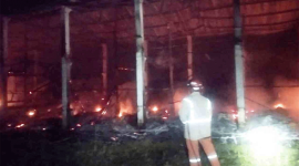 Kondisi kandang ayam di Dusun Jinggring, Desa/Kecamatan Ngusikan, Kabupaten Jombang, yang terbakar, Rabu (2/7/2025) menjelang subuh. 